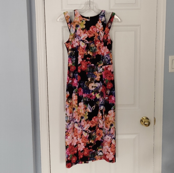 Floral Sheath Dress - Picture 2 of 7